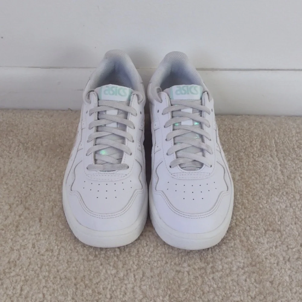 Women's Asics size 7 color white court shoe - Picture 2 of 6